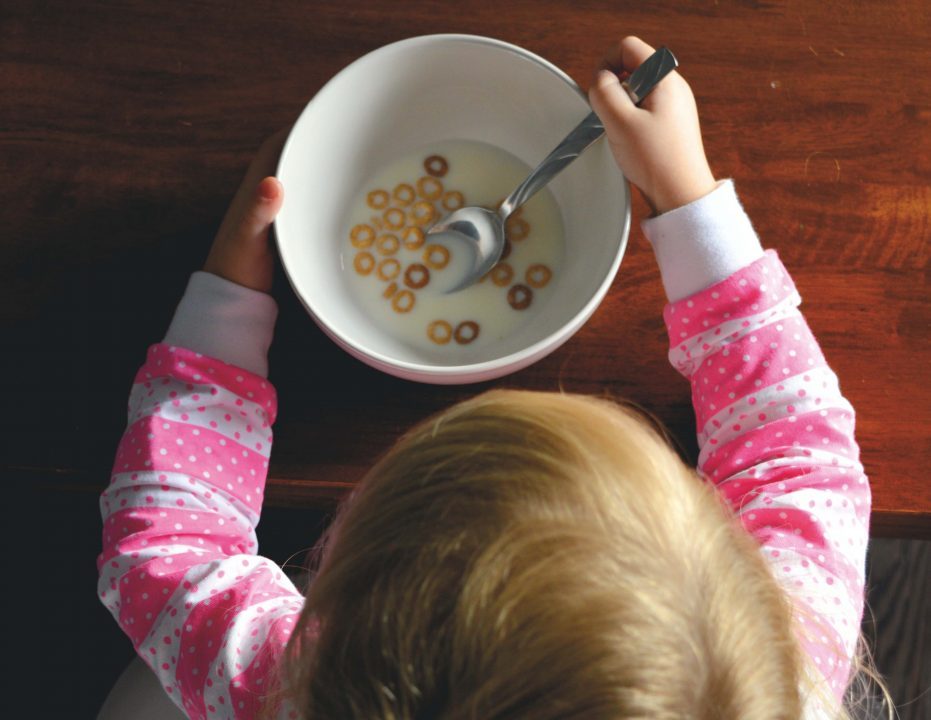 unikalk, barn med morgenmad